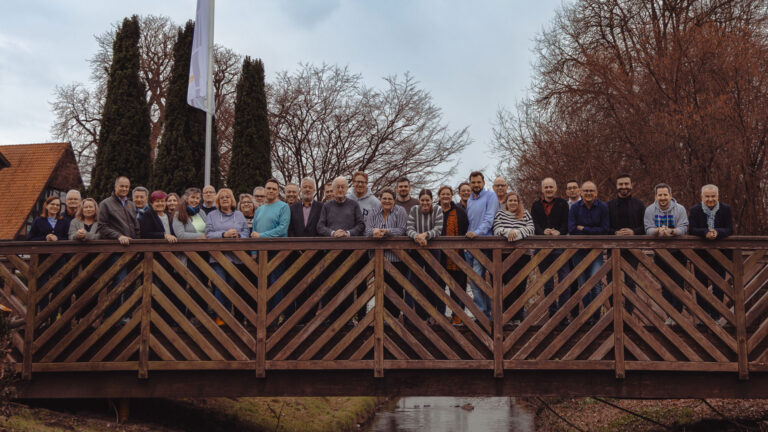 Die Mitglieder der SPD-Fraktion im Rat der Stadt Hamm stehen auf einer Brücke in Bad Sassendorf.