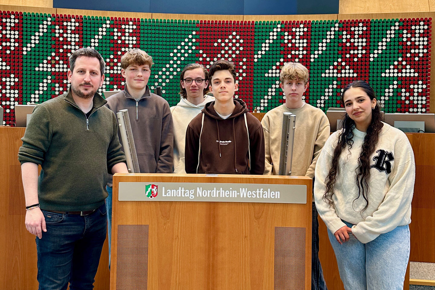 Der Landtagsabgeordnete von Hamm Justus Moor mit 5 Schülerinnen und Schülern aus Hamm im Plenarsaal des Landtags NRW in Düsseldorf.