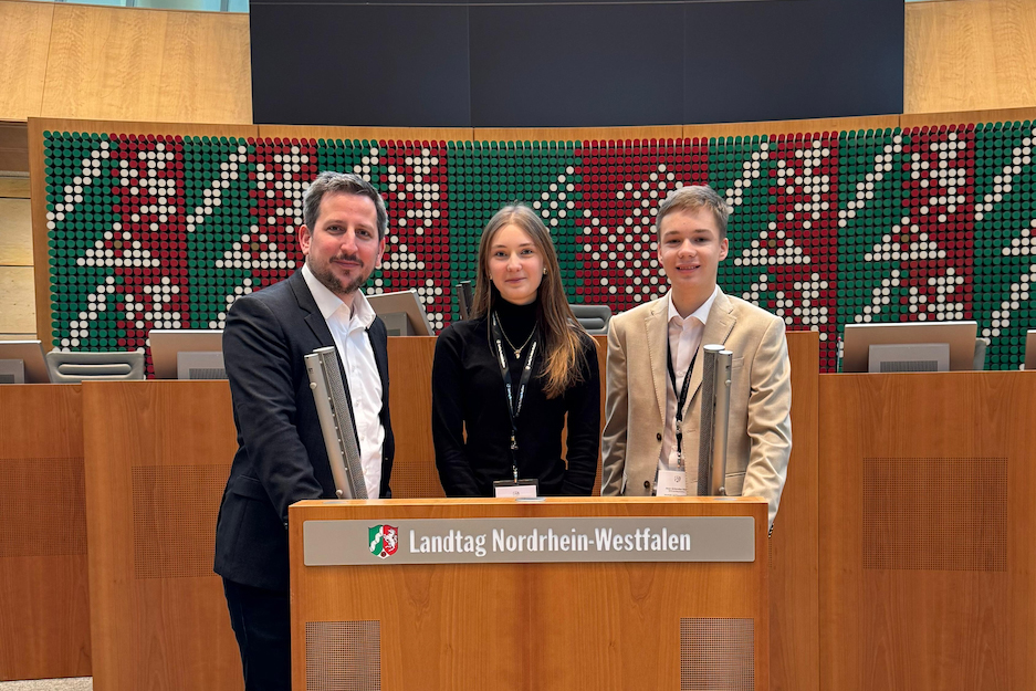 Justus Moor, Jette Sofie Witt und Aron Schindler beim Jugendlanstag NRW 2025 im Plenarsaal des Landtags NRW in Düsseldorf.