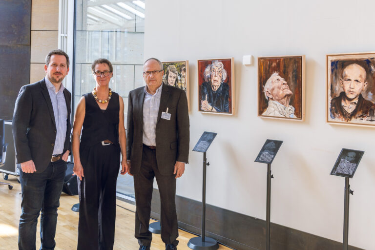 „Ich bin ein Mensch!“ – Ausstellung von Jutta Elbers im Landtag eröffnet