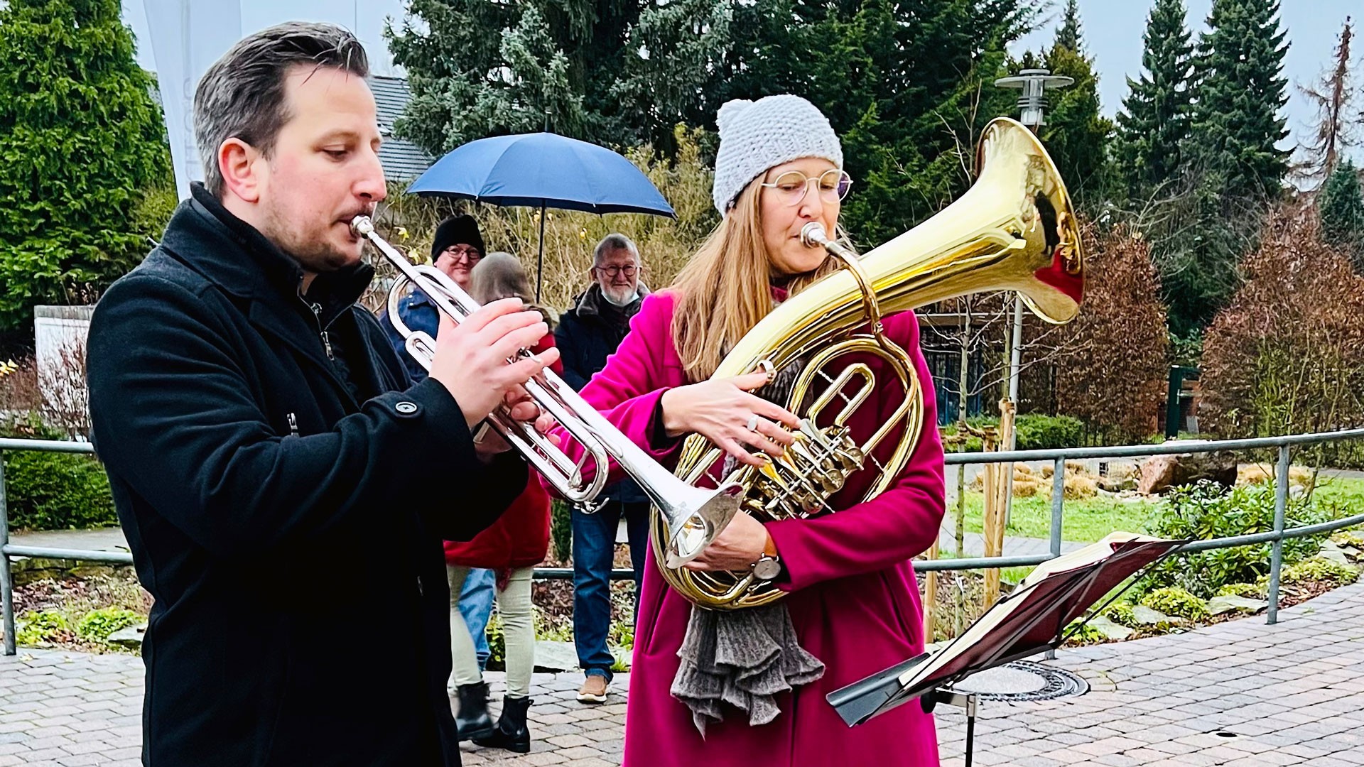 Weihnachtsmusik von dein beiden Landtagskandidaten Justus Moor und Silvia Gosewinkel vor dem Seniorenzentrum St. Bonifatius im Hammer Westen